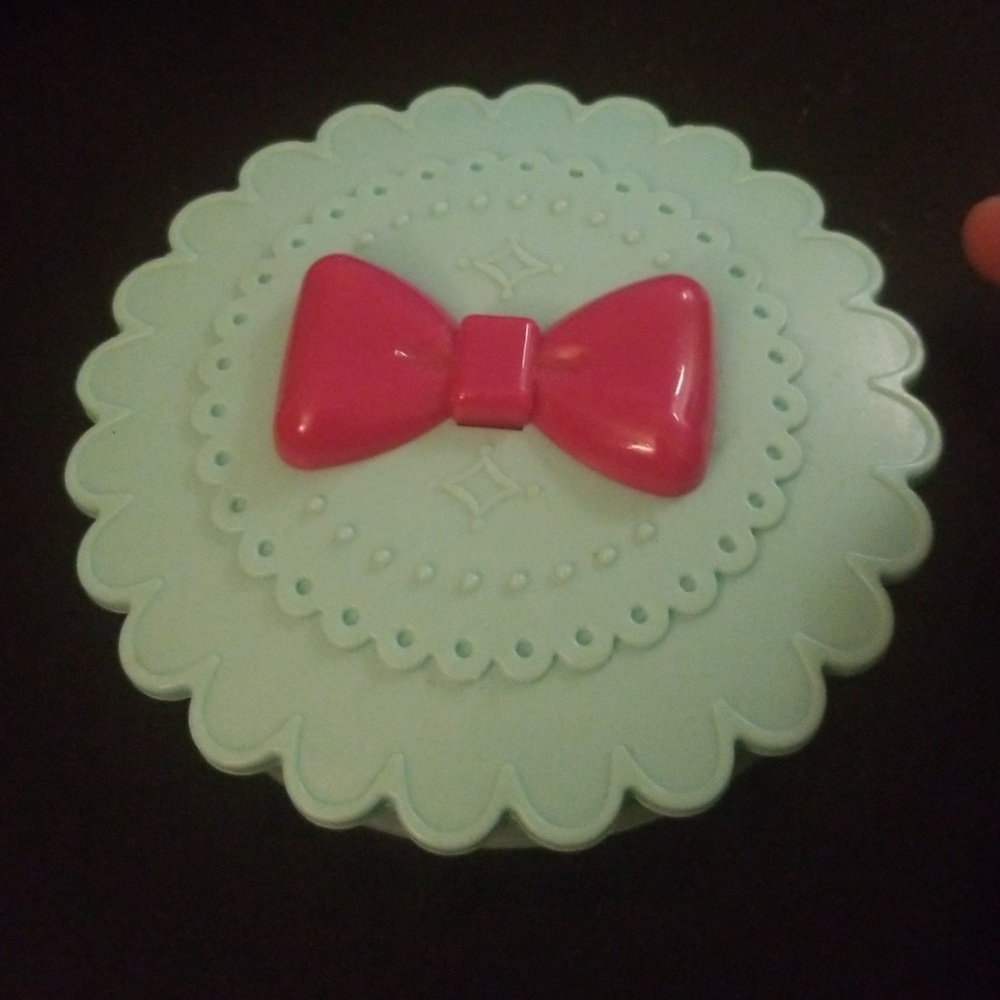 Eyelash holder